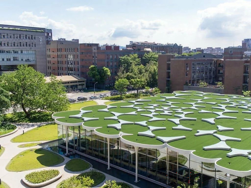 Smart modular green roof system on commercial rooftop